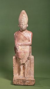 在公元前2700年（石灰岩）的Hierakonpolis发现的法老Khasekhem雕像与被征服的敌人在基地周围切割